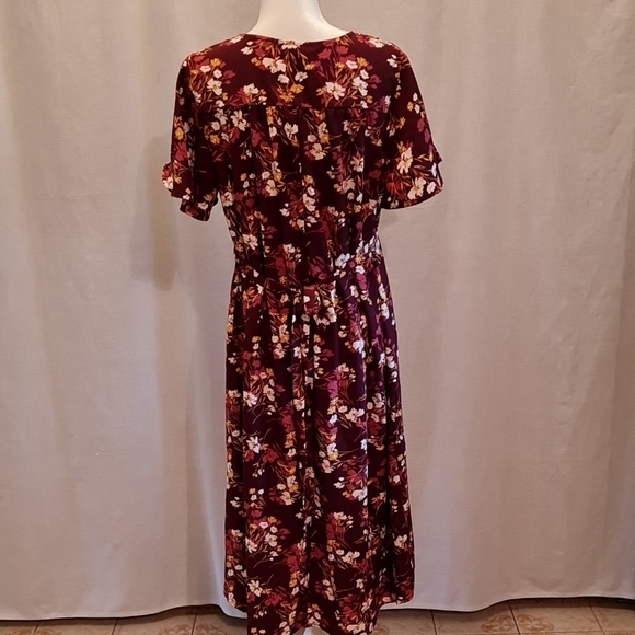 Ingrid & Isabel Red Ruffled Tie Back Maternity Dress in Autum colors NWT - Picture 3 of 5